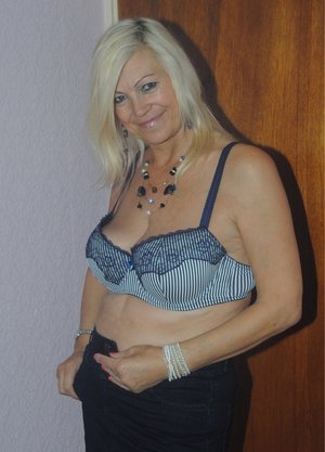 18 year old female boxer Sabrina Blond covers up her naked tits